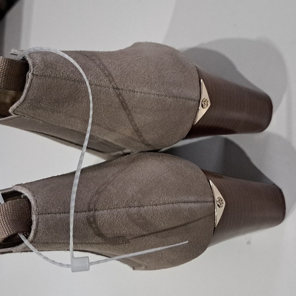 MICHAEL Michael Kors Lottie Chelsea Bootie Birch Vachetta Leather - Picture 8 of 9